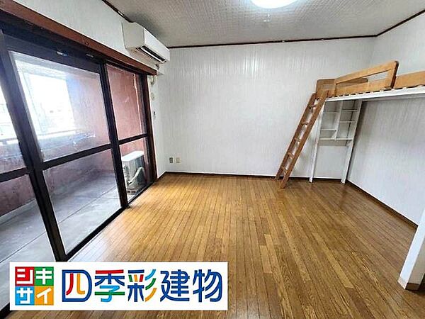 大きな窓から光が入る室内（画像加工済。現況は現地にてご確認ください。）
