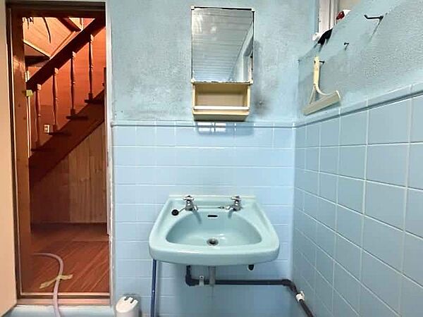 1階 帰宅後すぐに手洗いができる洗面台♪