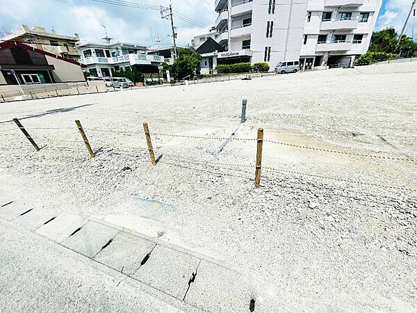 配管の立上り位置から湧水が出ています。