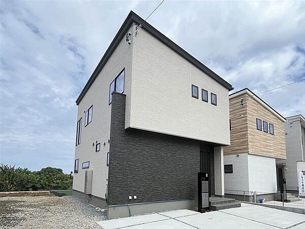 【建物外観】？駐車3台可能物件◎？宅配ボックス標準完備！！？外出時や旅行の時に便利！