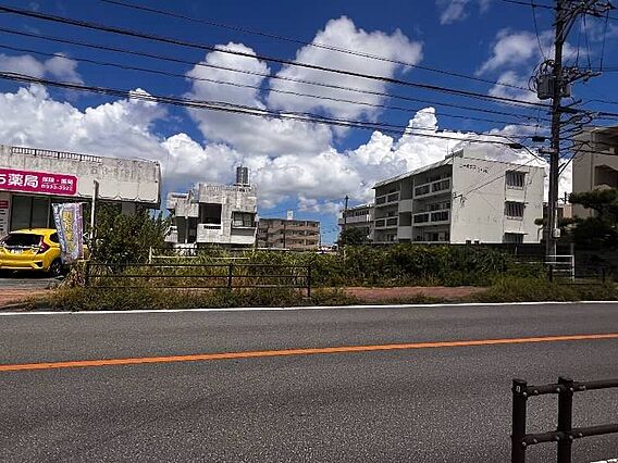 大通り沿いでア...