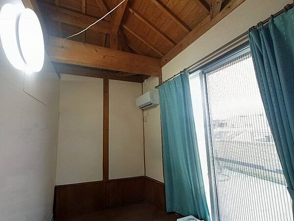 2F 洋室？※AIにて一部家具等を消した画像となります。