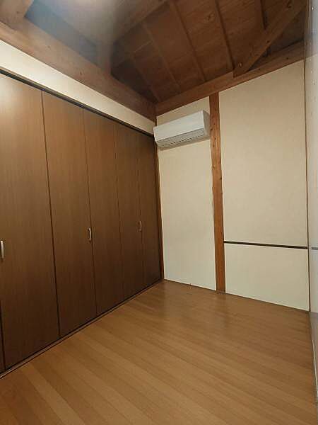 2F 洋室？※AIにて一部家具等を消した画像となります。