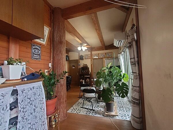 玄関より撮影？※AIにて一部家具等を消した画像となります。