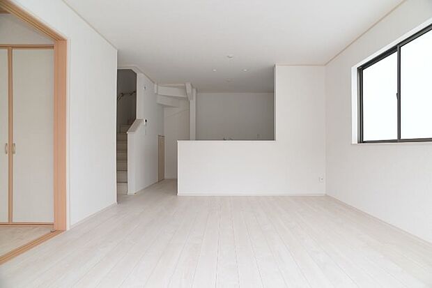 壁は清潔感のある白基調のクロスを採用♪明るい空間を演出します(*^▽^*)♪♪♪