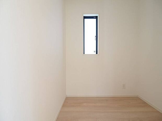 壁紙は白を基調としたクロスを採用しましたので、明るいお部屋となっております♪♪♪