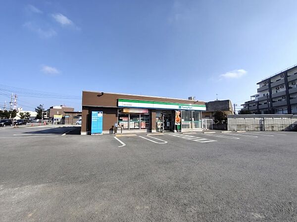 ファミリーマート首里石嶺球場前店まで徒歩10分