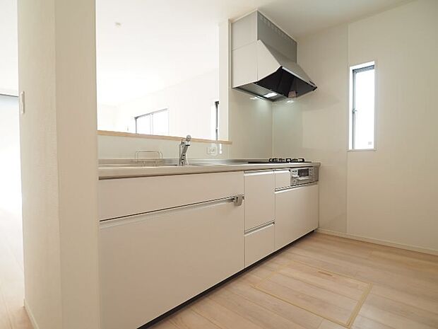 キッチンスペースには換気効率の良いたてすべり窓を採用して採光と通気の両立を再現