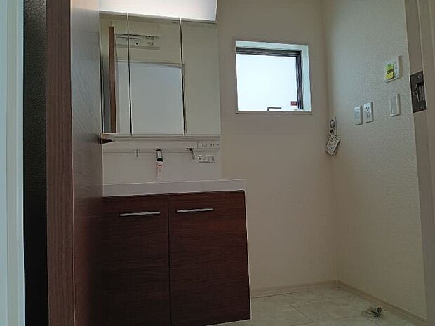 洗面スペースには換気用の小窓を採用♪明るく爽やかなスペース演出します！
