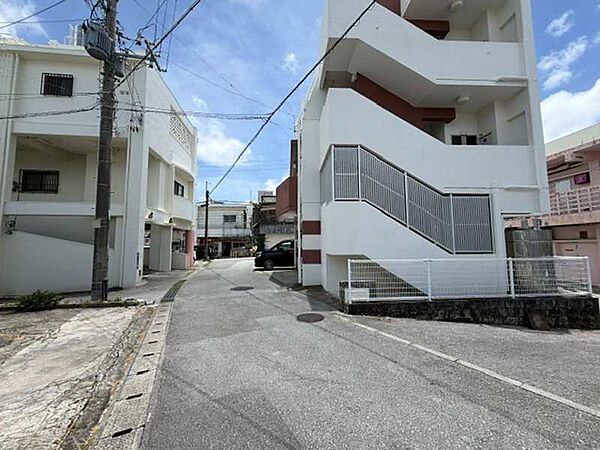 東側：浦添市道(幅員3.6～4.2ｍ 再建築の際一部セットバック可能性あり)
