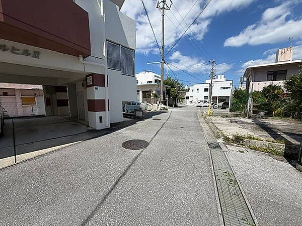 東側：浦添市道(幅員3.6～4.2ｍ 再建築の際一部セットバック可能性あり)