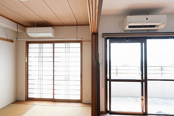 南側採光（CG加工により家具・生活用品を消去済み）