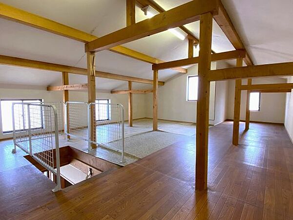 屋根裏収納