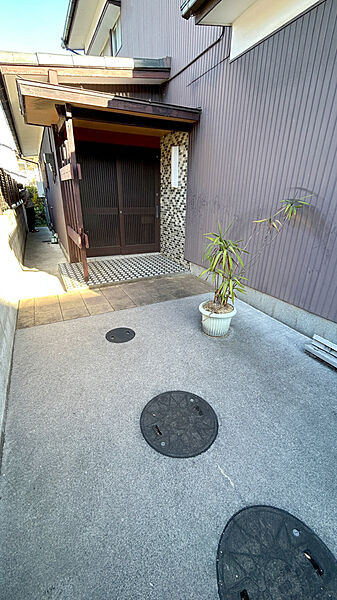玄関前スペースに余裕がありますので、お好きなテイストに飾ることが可能です♪