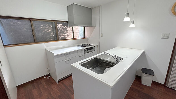 リフォーム済みのオープンキッチンは、ホワイトカラーの使いやすいキッチンです！