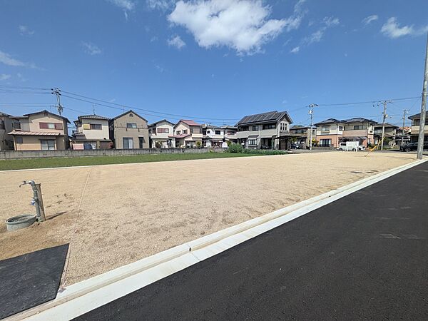 接道幅は広々5mで車の出し入れ便利♪