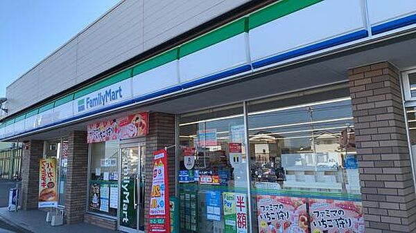 【コンビニエンスストア】ファミリーマート　新居浜川東店まで464ｍ