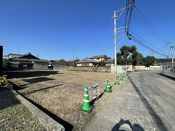 前面道路も広々としています