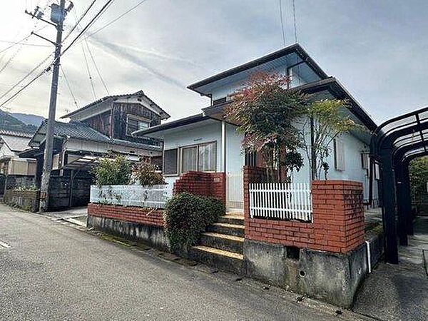 【外観】閑静な住宅街に並んでいて目を惹かれる外観です。レンガ調の外構もおしゃれでガーデニングも楽しみになります。