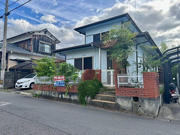 【外観】閑静な住宅街に並んでいて目を惹かれる外観です。レンガ調の外構もおしゃれでガーデニングも楽しみになります。
