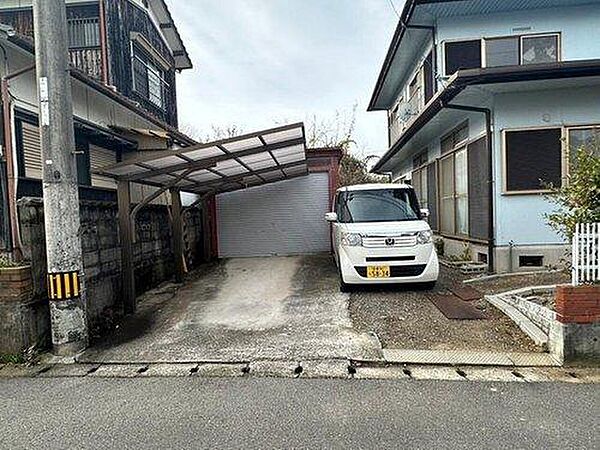 【駐車場】シャッター車庫とカーポートを備えた機能的な外観。前面道路が6ｍと広いため、駐車が苦手な方でも止めやすいです。駐車スペースは3台以上確保！