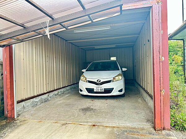 【車庫】愛車を美しく保てるシャッター車庫！工具を置いてDIYを楽しんだり、アウトドア用品の収納場所としても活躍します。