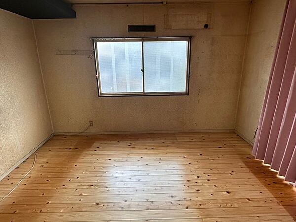 【1階洋室】隣接する和室との建具を開ければさらに開放的な大空間として活用可能。内装リフォーム済みでお気に入りの家具を並べるだけでお洒落に決まります。