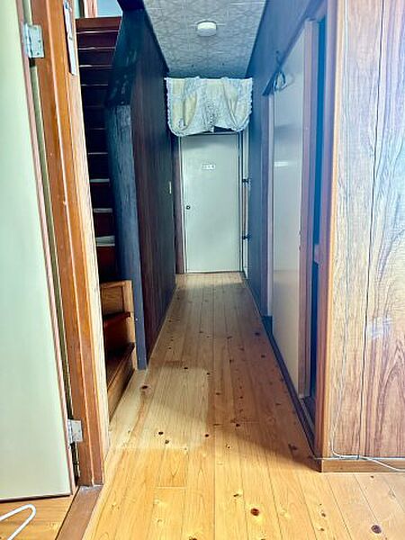 【廊下】フローリングをリフォーム済み！玄関に手すりが付いているので足が悪い方でも出入りしやすいです。