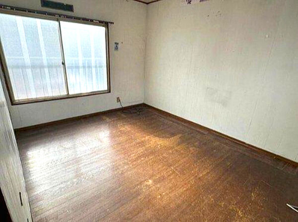 【2階洋室】フローリングが心地よい洋室は、お子様の成長に合わせた子供部屋にも最適。学習机やベッドを置いても十分な広さがあります。シンプルな内装はどんなインテリアとも相性が良く馴染みます。