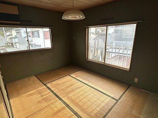 【2階和室】2階の居室は陽当たりが良く、朝は爽やかな光で目覚めることができます。プライベートな時間を静かに過ごせる、落ち着いた雰囲気の部屋。