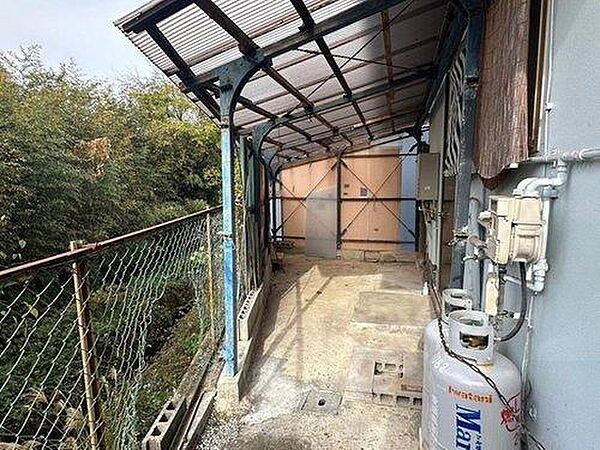 【物干し】風通しのよい物干しスペースです。屋根付きなので突然の雨でも安心です。
