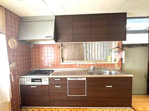 【キッチン】食洗器付きで機能性に優れたシステムキッチンは、毎日の家事を効率化する頼もしい存在。収納が豊富で整理整頓がしやすく、朝の忙しい時間もスムーズです。