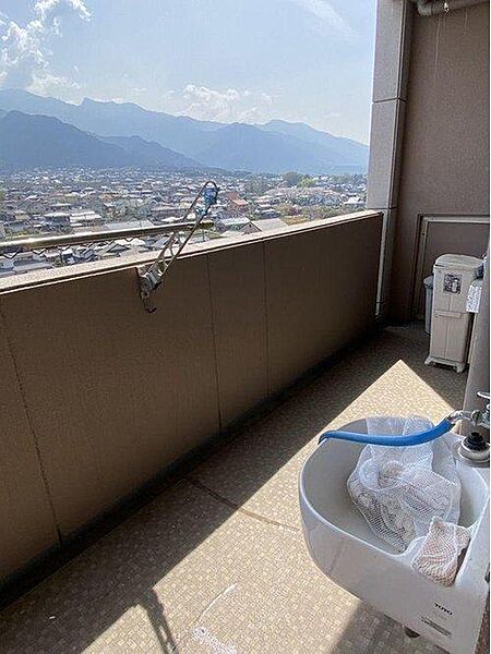 視界を遮る建物がなく、遠くの景色まで見渡せる開放的な空間。奥行きにゆとりがあるため、ペットの日向ぼっこスペースとしても重宝します。心地よい風を感じながら、四季折々の空の移ろいを楽しめる贅沢な場所。