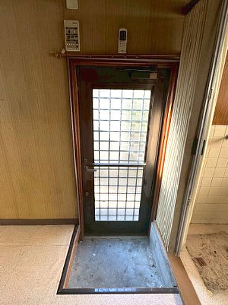 【内装】キッチンに勝手口があり、庭への出入りもスムーズで充実した時間を叶えてくれる間取りです。