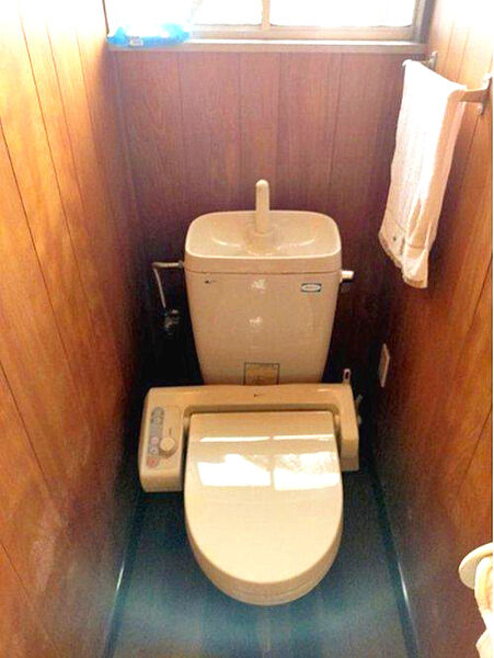 【トイレ】シンプルで使い勝手の良いトイレは、窓からの採光により日中は照明なしでも明るく過ごせます。