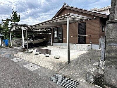外観:外観写真 木造瓦葺の趣ある平屋は、時代を超えて愛される安定感があります。3台分の駐車スペースがあり、ゆとりある配置で駐車できます。 外観:外観写真 木造瓦葺の趣ある平屋は、時代を超えて愛される安定感があります。3台分の駐車スペースがあり、ゆとりある配置で駐車できます。