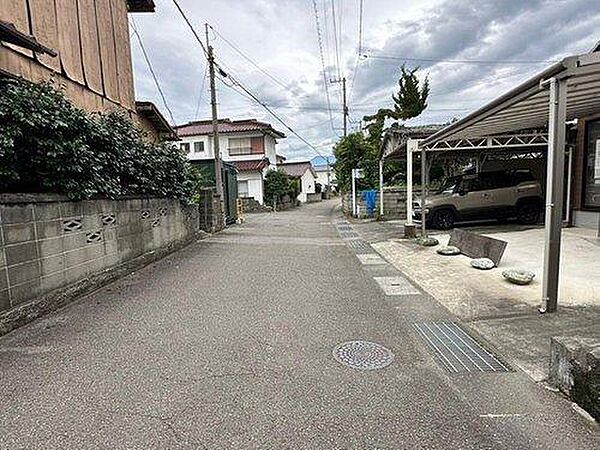 東側接道を南向きに撮影　広々とした道路で駐車が苦手な方でも駐車しやすいです。