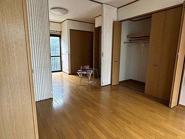 同型写真（リビング）陽当たり良好なリビングは、日中は照明なしでも明るく、読書や趣味の時間を豊かに彩ります。