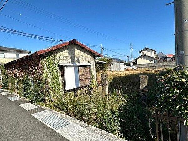 スーパー等の商業施設も車でアクセスしやすい範囲にあり、静穏な暮らしと利便性を両立した環境です。
