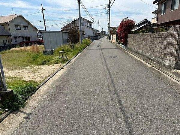 北側道路を西向きに撮影　前面道路は北側4.1m、西側4.4mの公道に面した角地です。角地ならではの開放感があり、採光を遮るものがない明るい住まいを構築できます。