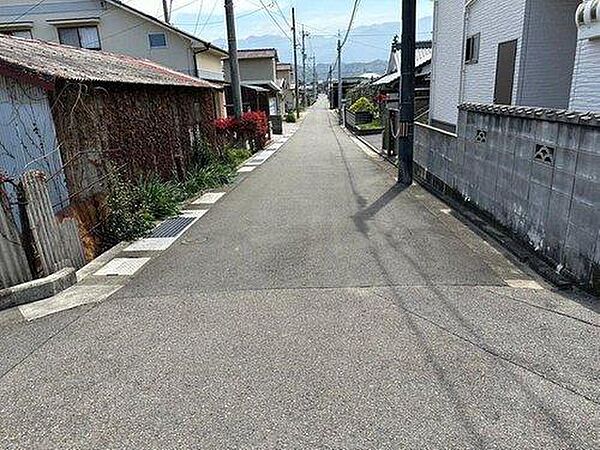西側道路を南向きに撮影　前面道路は北側4.1m、西側4.4mの公道に面した角地です。角地ならではの開放感があり、採光を遮るものがない明るい住まいを構築できます。