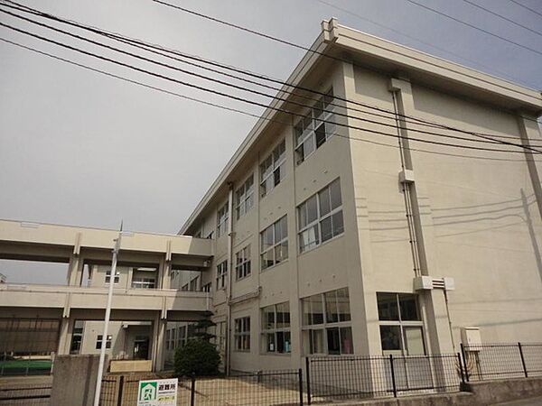 【小学校】新居浜市立中萩小学校まで1950ｍ