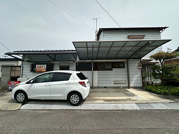 【外観】周辺は落ち着いた住宅街。ゆとりある土地面積で広いお庭での家庭菜園や、お子様の遊具設置など、敷地面積にゆとりがあるからこそ叶う、多目的な土地活用が検討できます。