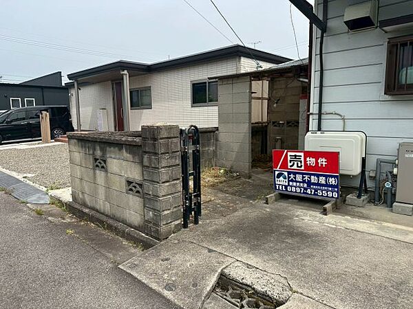 【外観】解体更地渡し。古い建物の撤去費用がかからず、資金計画を立てやすいのが魅力。広さを活かした外構デザインも存分に楽しめます。