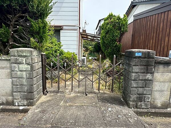 【外観】接道間口は18.6mと広く、大型車の出し入れもスムーズ。複数台の来客用駐車場も確保でき、友人を招きやすい住まいになります。