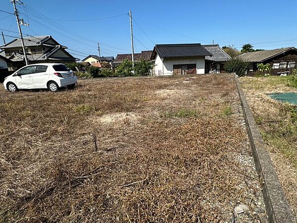 周辺はのどかな住宅地で、建物同士の密度が低いため、圧迫感を感じることなく過ごせます。全体図からわかる通り、100坪超の広さは地域内でもゆとりがあり、将来にわたって開放的な住環境を維持しやすい立地です。