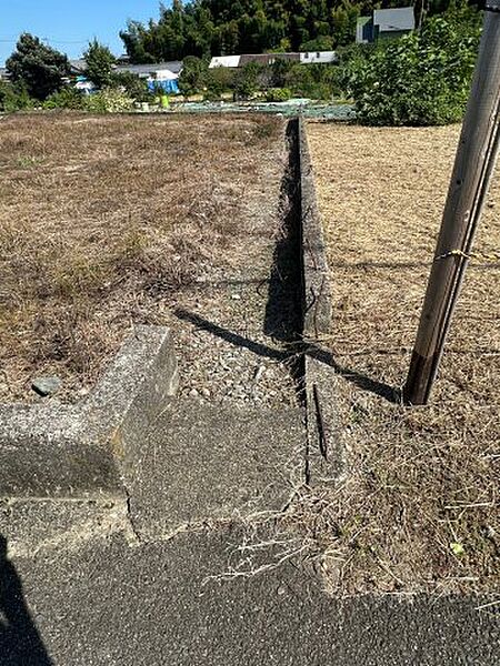 隣接地との境界が明確で、建築計画がスムーズに進む安心感のある区画です。広さを活かした平屋プランも無理なく収まり、庭と室内が一体となったような開放的な空間づくりを、この100坪超の敷地が実現します。