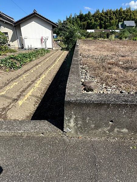 境界確定済みで安心して購入でき、100坪超の広さは隣地との距離を保った配置を可能にします。プライバシーを守りながら、リビングから美しい山並みを眺める、のびのびとした時間を家族で楽しめます。