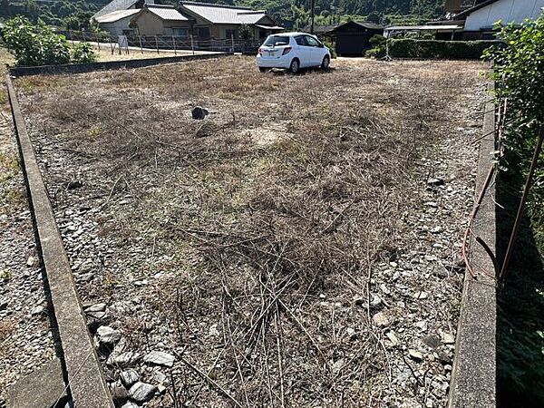 建築条件なしのため、このプランをベースに自分たちのこだわりを自由に追加できます。広い脱衣所やパントリー、趣味の書斎など、101坪の土地だからこそ叶う、妥協しない家づくりの楽しさがここから始まります。