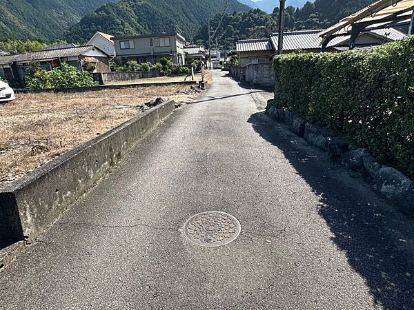 西側接道を南向きに撮影。道路から敷地内が見通しやすく、日当たりも確保しやすい接道条件です。ゆとりある道幅ではないものの、車の往来が少ないため、落ち着いて駐車操作ができます。